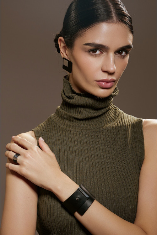 Leather bracelet with gold-plated finishing - a fashionable detail | moora.pl