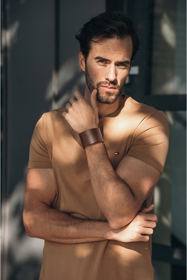 Brązowa szeroka bransoleta ze skóry oraz czarnej stali 2