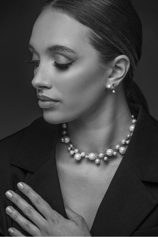 Delicate pearl stud earrings with 3 mm shell pearls in silver 2