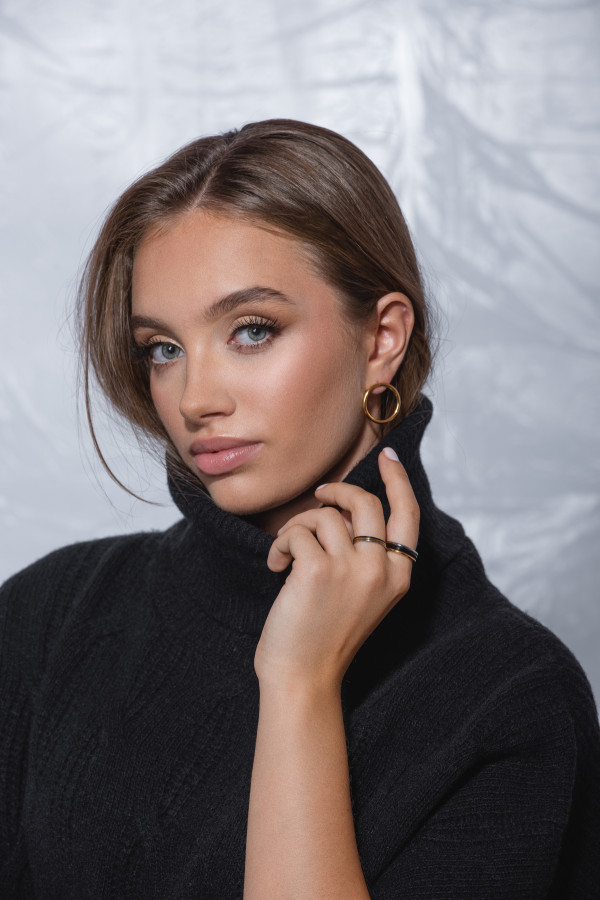 Gold-plated stainless steel hoop earrings in gold color with stud clasp. 2