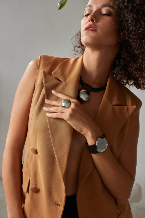 Black leather bracelet with a large ball – distinctive style | moora.eu