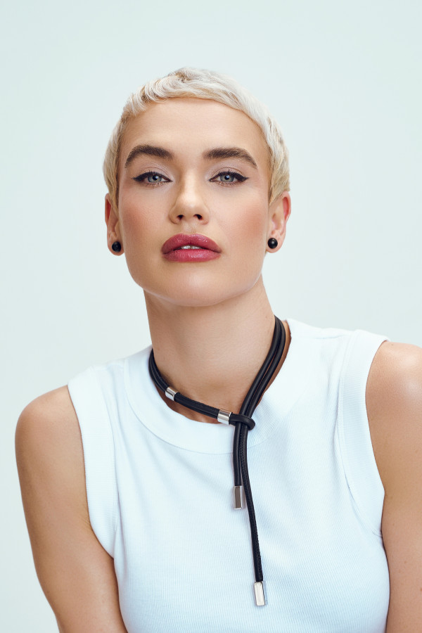 Delicate black leather necklace with shiny gold-plated stainless steel elements 2