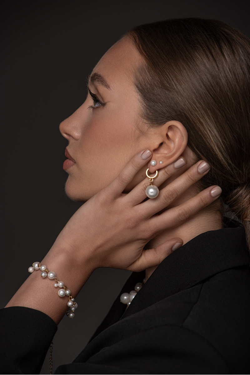 Set of 2 silver shell pearl bracelets | moora.eu