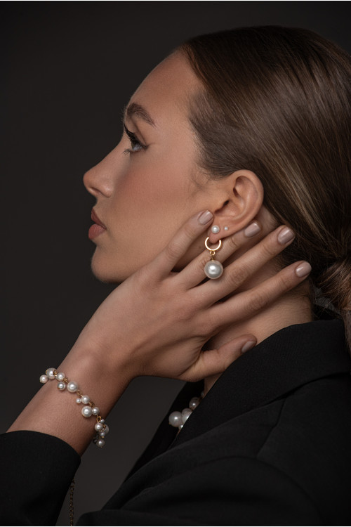 Set of 2 pairs of gold earrings with shell pearls | moora