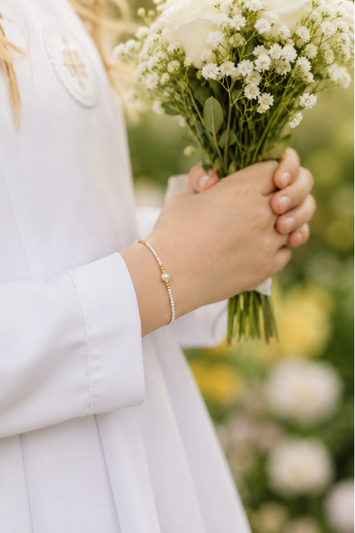 A delicate bracelet made of delicate shell pearls