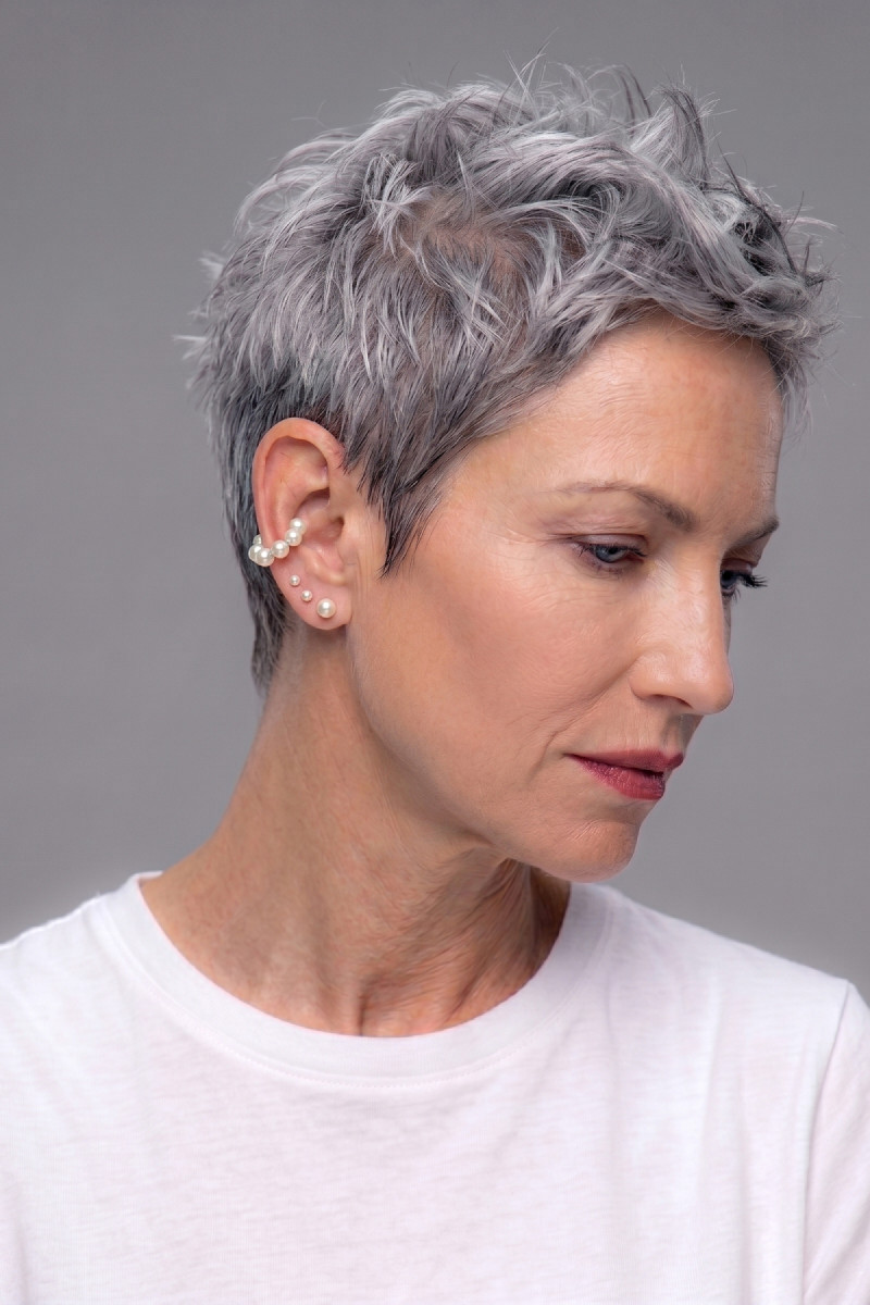 Shell-shaped pearl earring in stainless steel