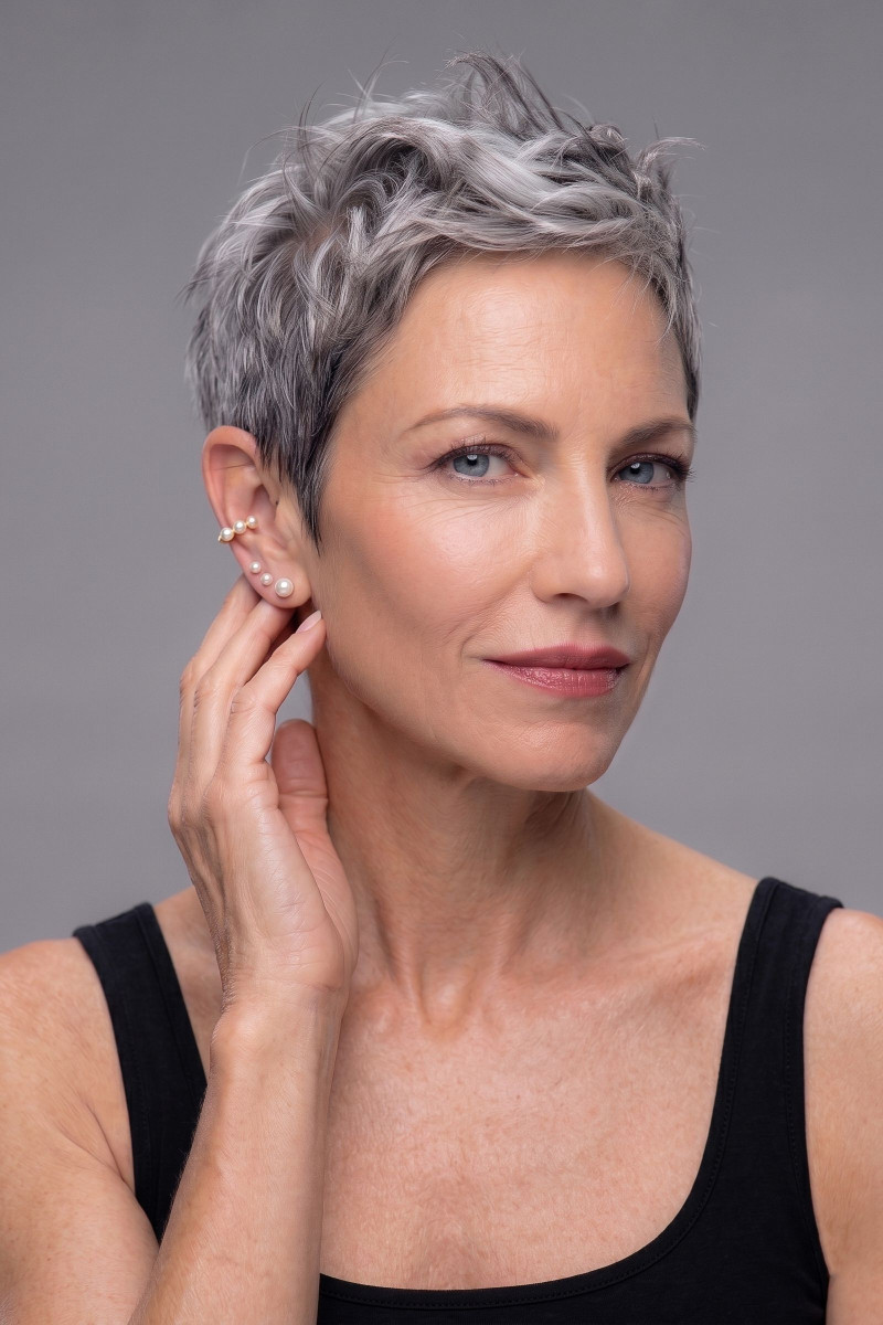 Silver earring with three 4 mm shell pearls