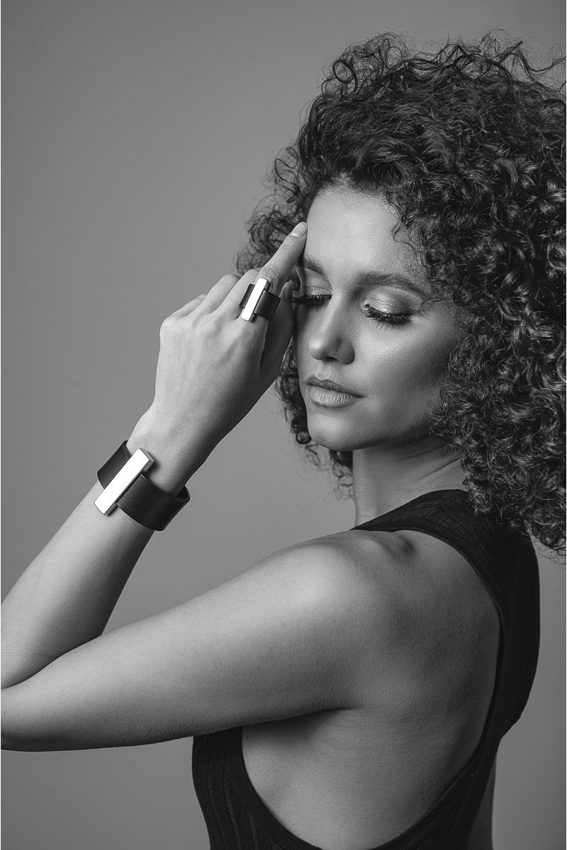 Brown leather bracelet with gold-plated element and magnetic clasp