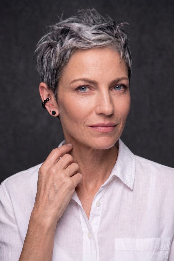 Gold-plated stainless steel earring with onyx | moora.eu 2