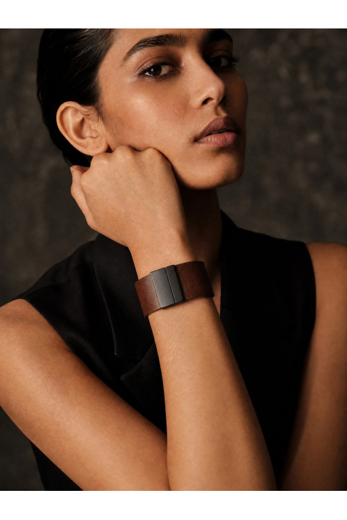 Brown leather bracelet with matte black clasp | moora.eu