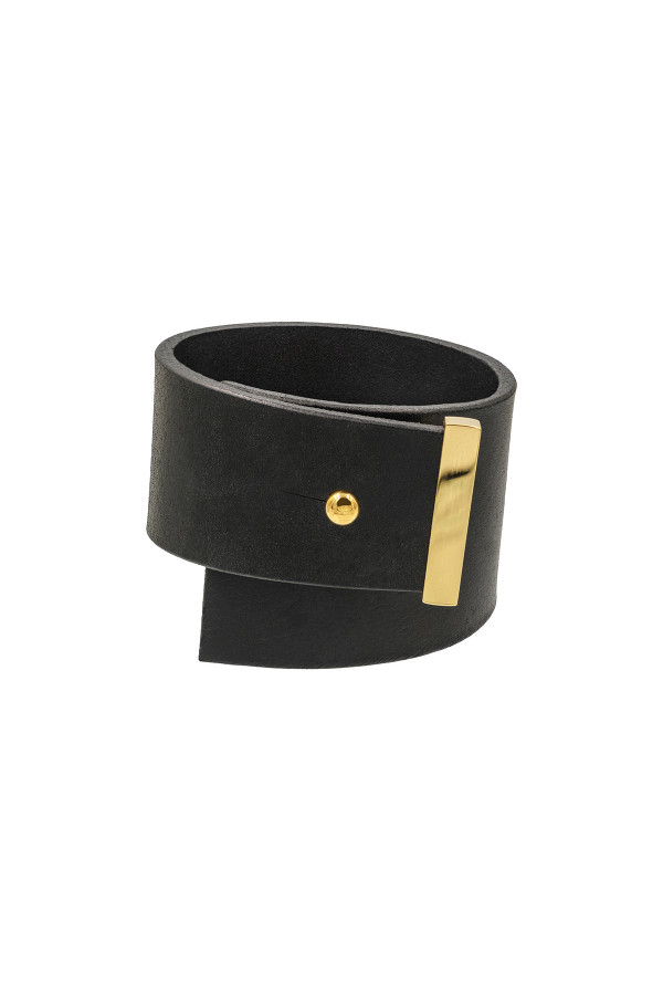 Leather bracelet with gold-plated finishing - a fashionable detail | moora.pl