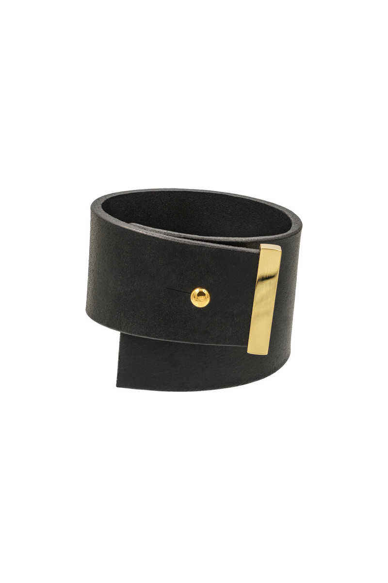 Leather bracelet with gold-plated finishing - a fashionable detail | moora.pl