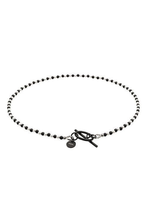 Delicate necklace with pearls and onyx | moora.eu