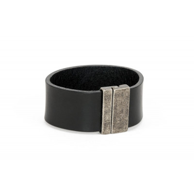 Men’s black leather bracelet with matte magnetic clasp