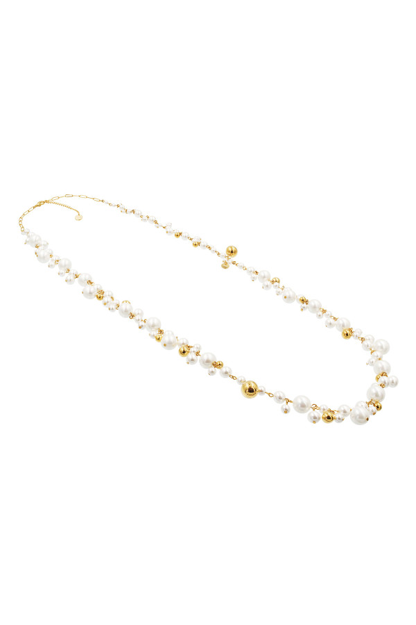Long gold-plated stainless steel necklace with white pearls | moora.eu