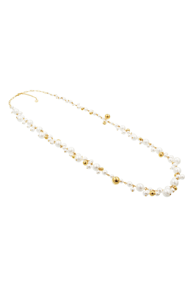 Long gold-plated stainless steel necklace with white pearls | moora.eu